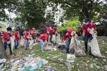 Cale&ntilde;os se &lsquo;ensuciaron&rsquo;&nbsp;en jornada de limpieza del r&iacute;o Cali de &lsquo;Mi Cali Bonita&rsquo; con la fundaci&oacute;n Bavaria