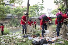 Cale&ntilde;os se &lsquo;ensuciaron&rsquo;&nbsp;en jornada de limpieza del r&iacute;o Cali de &lsquo;Mi Cali Bonita&rsquo; con la fundaci&oacute;n Bavaria