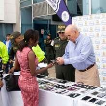Alcalde Armitage encabeza devoluci&oacute;n de celulares que hab&iacute;an sido robados y que recuper&oacute; la Polic&iacute;a