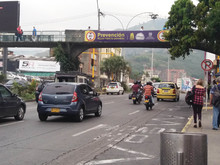 Sem&aacute;foro en verde se activa para seguridad del peat&oacute;n de la calle quinta con carrera sexta