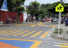 La zona escolar de la comuna 18 ahora es un colorido y seguro escenario vial