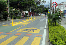 La zona escolar de la comuna 18 ahora es un colorido y seguro escenario vial