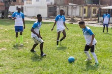 En P&iacute;zamos I, el deporte est&aacute; goleando la violencia y transformando vidas