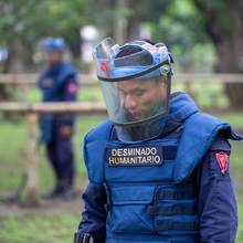 Armitage recibe del Ej&eacute;rcito certificado que acredita a Cali como territorio libre de minas antipersonales