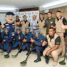 Armitage recibe del Ej&eacute;rcito certificado que acredita a Cali como territorio libre de minas antipersonales