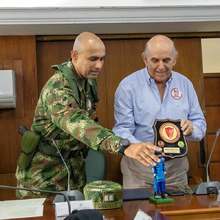 Armitage recibe del Ej&eacute;rcito certificado que acredita a Cali como territorio libre de minas antipersonales