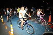 Los j&oacute;venes se gozaron  la Ciclo Juvenil, un paseo nocturno sobre ruedas