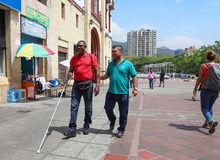 Un total de 350 personas con discapacidad visual recibieron su bast&oacute;n para poder movilizarse