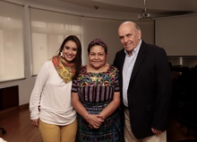 &ldquo;El Alcalde Maurice Armitage es un ejemplo porque es un hombre que anda por la paz desde hace muchos a&ntilde;os&rdquo;, Rigoberta Mench&uacute;.