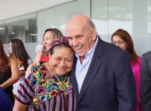 &ldquo;El Alcalde Maurice Armitage es un ejemplo porque es un hombre que anda por la paz desde hace muchos a&ntilde;os&rdquo;, Rigoberta Mench&uacute;.