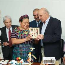 &ldquo;&Eacute;l es un ejemplo, es un hombre andando por la paz hace muchos a&ntilde;os&rdquo;. Rigoberta Mench&uacute; al alcalde Armitage