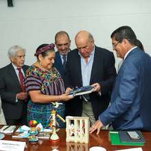 &ldquo;&Eacute;l es un ejemplo, es un hombre andando por la paz hace muchos a&ntilde;os&rdquo;. Rigoberta Mench&uacute; al alcalde Armitage