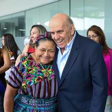 &ldquo;&Eacute;l es un ejemplo, es un hombre andando por la paz hace muchos a&ntilde;os&rdquo;. Rigoberta Mench&uacute; al alcalde Armitage