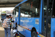 Autoridades sancionan invasi&oacute;n de carriles exclusivos en Cali