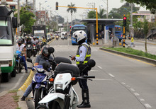 Autoridades sancionan invasi&oacute;n de carriles exclusivos en Cali
