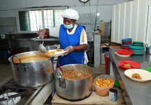 M&aacute;s de 150 personas se benefician en el Comedor Juan Pablo II 