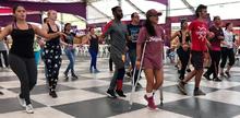 A Yamileth, las muletas no le impiden estar en medio de su salsa 