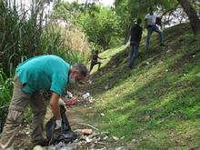 Habitantes de calle limpiaron la ribera del r&iacute;o Cali