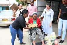 Alcald&iacute;a entreg&oacute; sillas de ruedas y mercados en El Hormiguero