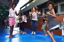 Ni&ntilde;as, ni&ntilde;os y j&oacute;venes del &aacute;rea de renovaci&oacute;n urbana, se le midieron al reto y participaron de forma activa en el programa &ldquo;V&eacute;rtigo&rdquo;.