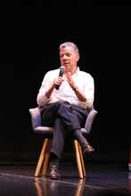 Juan Manuel Santos present&oacute; a los cale&ntilde;os su libro La batalla por la paz