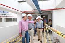 Alcalde Armitage supervis&oacute; obras de remodelaci&oacute;n del edificio Bulevar de la Avenida Sexta 