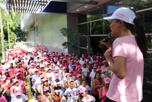 Con zumba rosa, cale&ntilde;as bailaron contra el c&aacute;ncer de seno