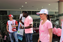 Con zumba rosa, cale&ntilde;as bailaron contra el c&aacute;ncer de seno