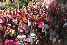 Con zumba rosa, cale&ntilde;as bailaron contra el c&aacute;ncer de seno