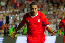 La magia de Ronaldinho y el f&uacute;tbol en paz fueron protagonistas en el Pascual