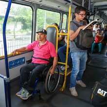 Este jueves Alcalde entrega tarjetas del MIO a personas con discapacidad 