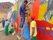 Cali ya tiene su Calle de la Alegr&iacute;a, la pintaron habitantes de calle en proceso de resocializaci&oacute;n