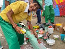 Cali ya tiene su Calle de la Alegr&iacute;a, la pintaron habitantes de calle en proceso de resocializaci&oacute;n