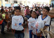 Consejo Noruego para Refugiados entrega kits escolares a estudiantes venezolanos y colombo venezolanos en Cali. 