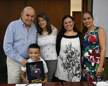 Ni&ntilde;os le entregaron al alcalde Armitage el reconocimiento que se gan&oacute; Cali por ser territorio amigo de la ni&ntilde;ez