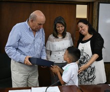 Ni&ntilde;os le entregaron al alcalde Armitage el reconocimiento que se gan&oacute; Cali por ser territorio amigo de la ni&ntilde;ez