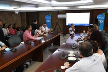 Ni&ntilde;os le entregaron al alcalde Armitage el reconocimiento que se gan&oacute; Cali por ser territorio amigo de la ni&ntilde;ez