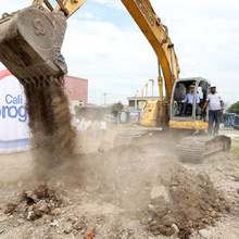 Minvivienda y alcalde Armitage ponen la primera piedra en el proyecto Epicentro de Ciudad Para&iacute;so