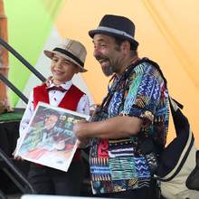 Entre juegos, cuadernos y discos de pasta, el gusto por la salsa tambi&eacute;n se hereda 