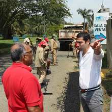 Bacheo con presencia de Juan Diego Fl&oacute;rez