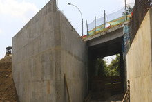 En la obra a desnivel de la autopista Sim&oacute;n Bol&iacute;var con carrera 100 se deben hacer adecuaciones previendo el Tren de Cercan&iacute;as