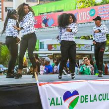 Emotivo homenaje de los artistas cale&ntilde;os en rechazo a la violencia
