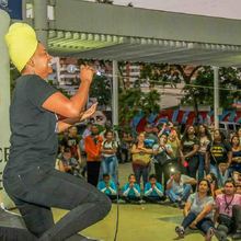 Emotivo homenaje de los artistas cale&ntilde;os en rechazo a la violencia