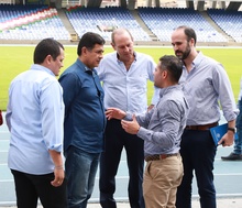 Visita Conmebol Pascual Guerrero con el Alcalde