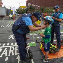 Ni&ntilde;os y guardas de tr&aacute;nsito interactuaron en la Ciclovida