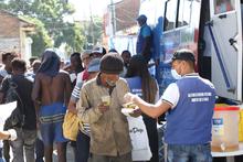 Habitantes de calle y adultos mayores reciben alimentos y kit de prevenci&oacute;n contra el contagio de Coronavirus