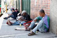 Habitantes de calle y adultos mayores reciben alimentos y kit de prevenci&oacute;n contra el contagio de Coronavirus