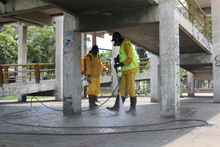 Con agua, jab&oacute;n y desinfectante se intervienen espacios p&uacute;blicos, estaciones del MIO y puentes peatonales de Cali 