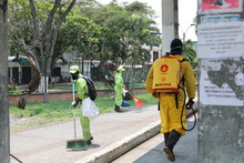 Con agua, jab&oacute;n y desinfectante se intervienen espacios p&uacute;blicos, estaciones del MIO y puentes peatonales de Cali 
