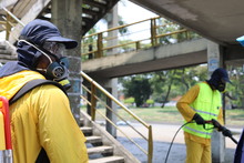 Con agua, jab&oacute;n y desinfectante se intervienen espacios p&uacute;blicos, estaciones del MIO y puentes peatonales de Cali 